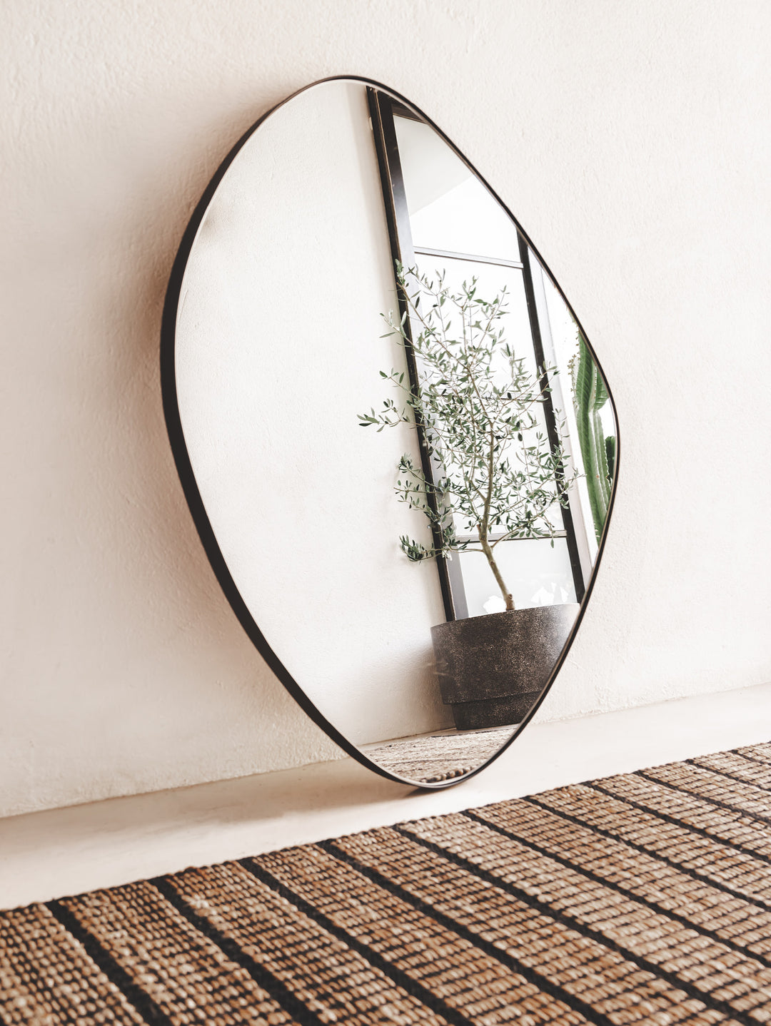 Varano Mirror in Matte Black