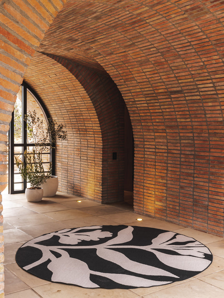 Wildvine Round Rug in Ebony