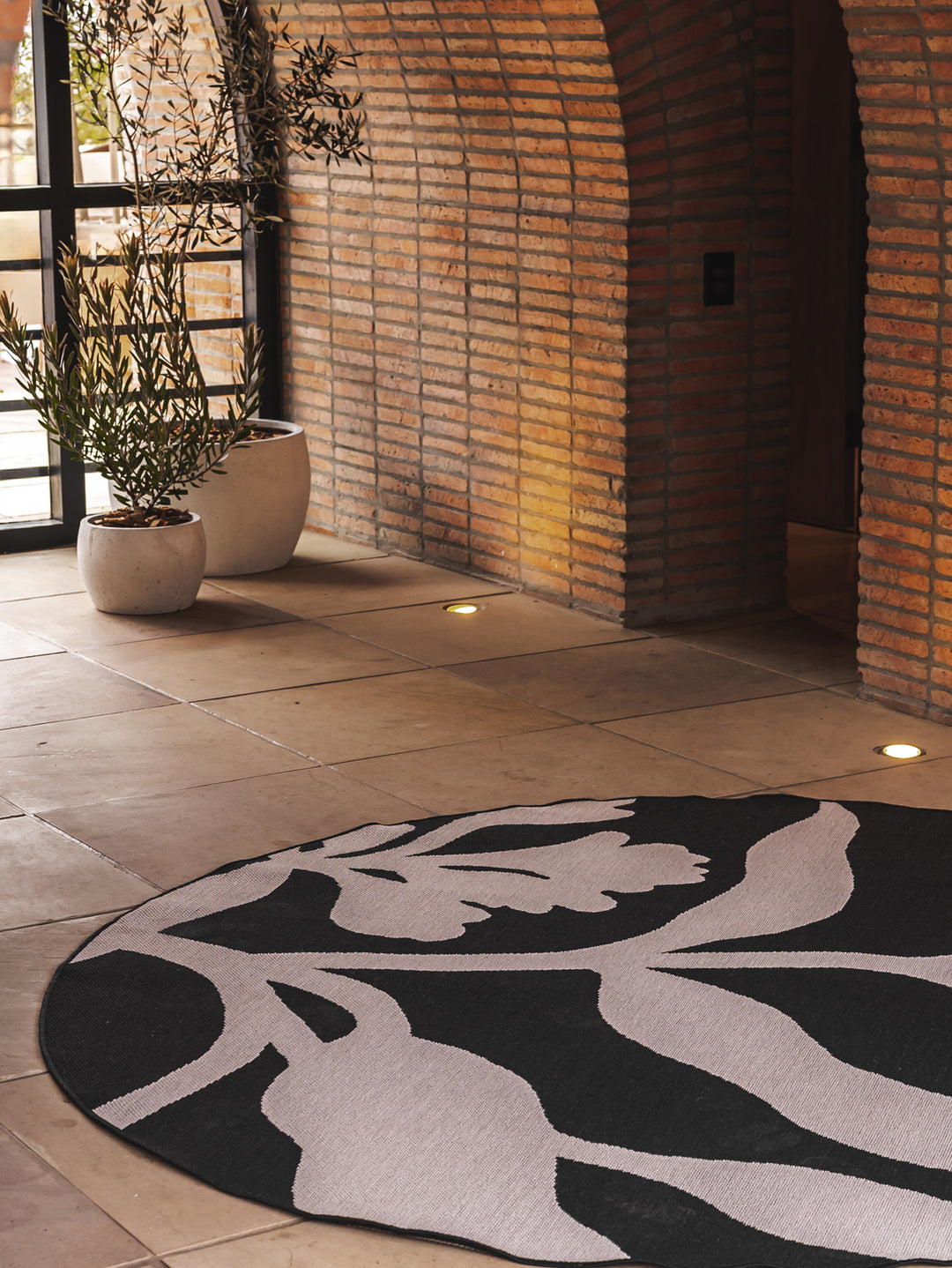 Wildvine Round Rug in Ebony