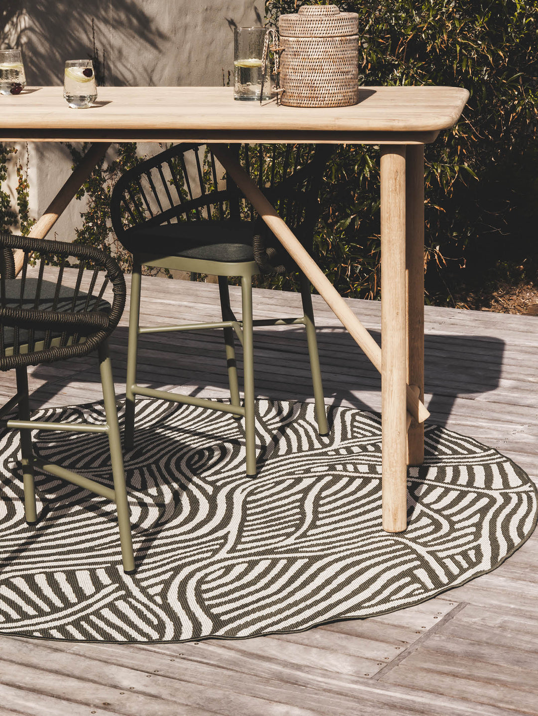 Current Round Rug in Seaweed