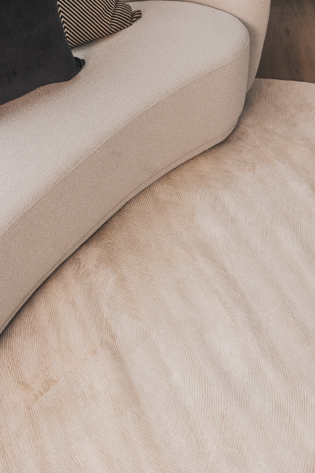 Curvo Rug in Pearl