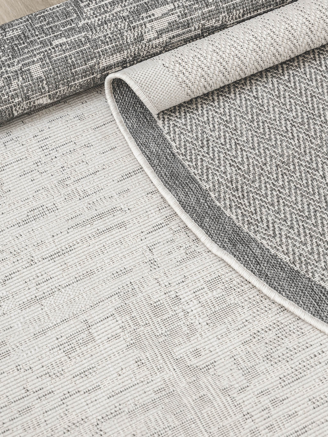 Dustveil Rug in Whisper