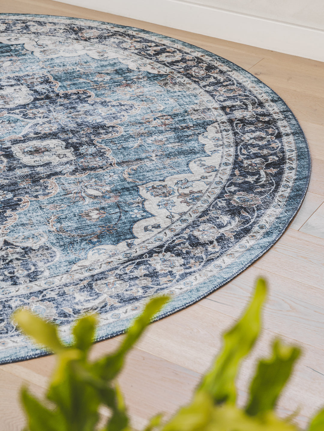 Elsa Round Rug in frost