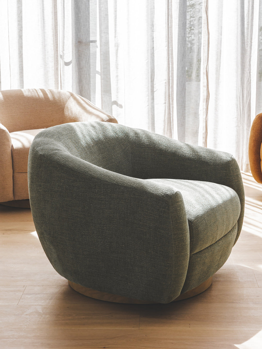 Grandeur Swivel Chair