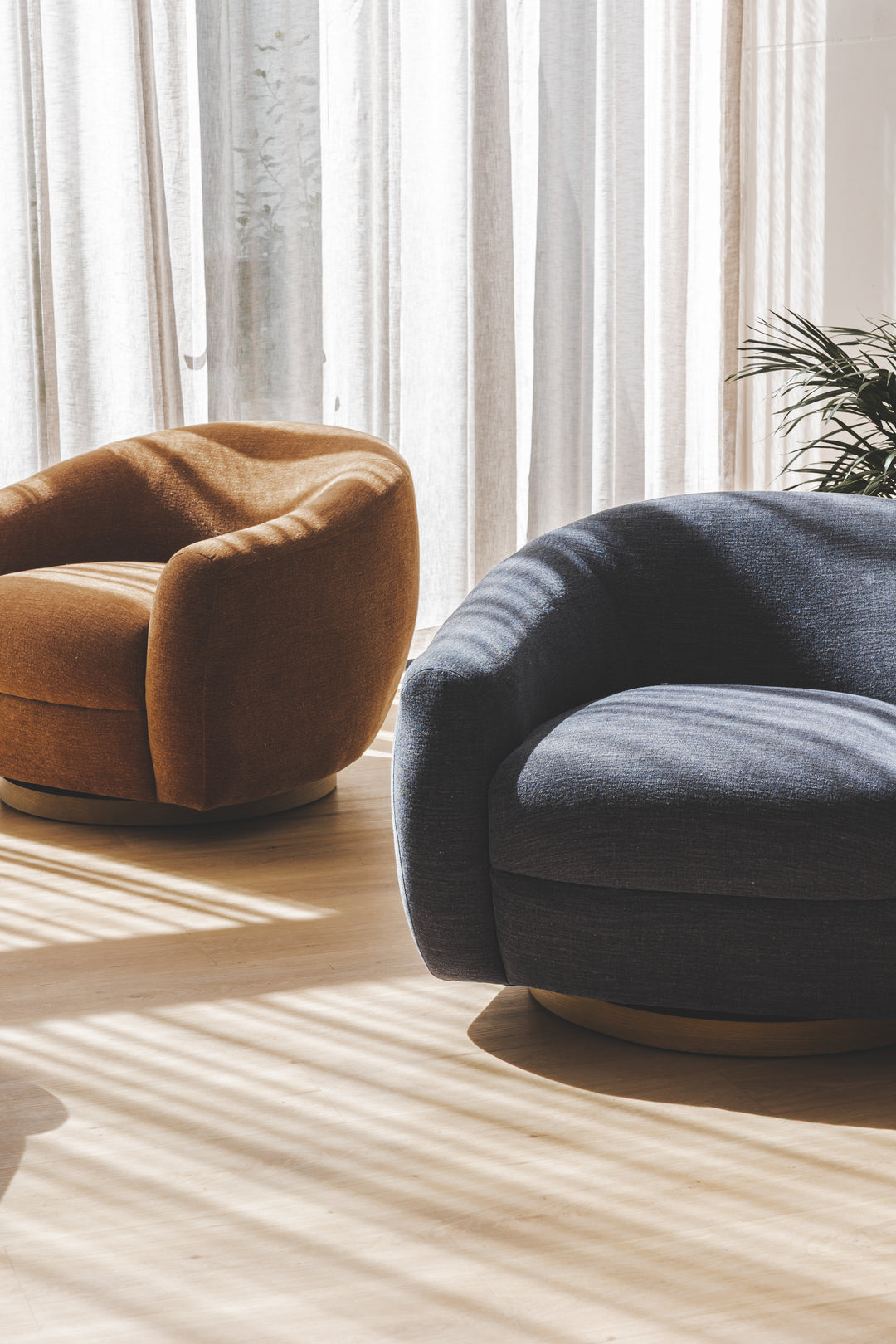 Grandeur Swivel Chair