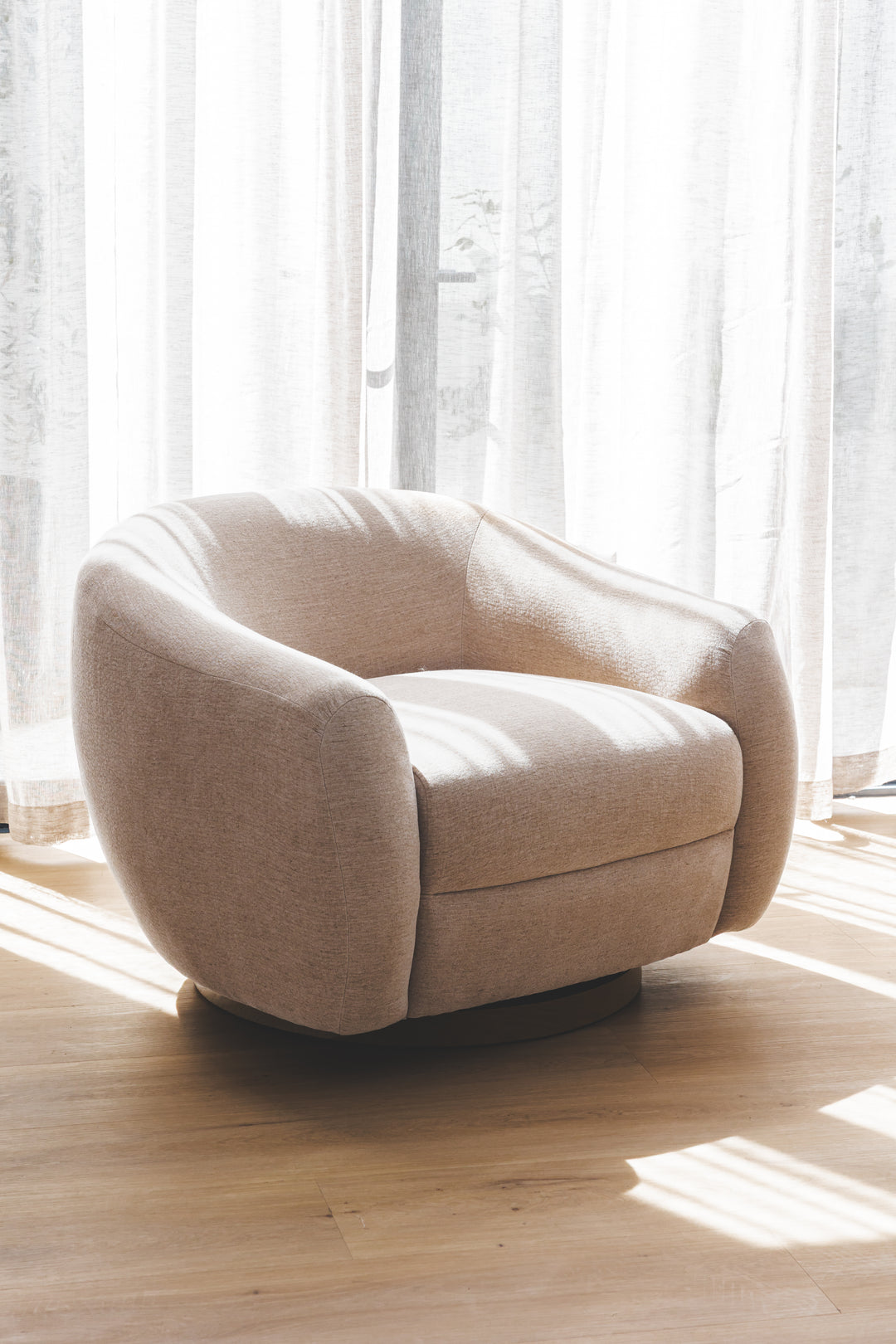Grandeur Swivel Chair