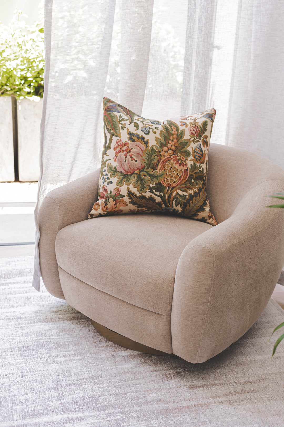 Grandeur Swivel Chair