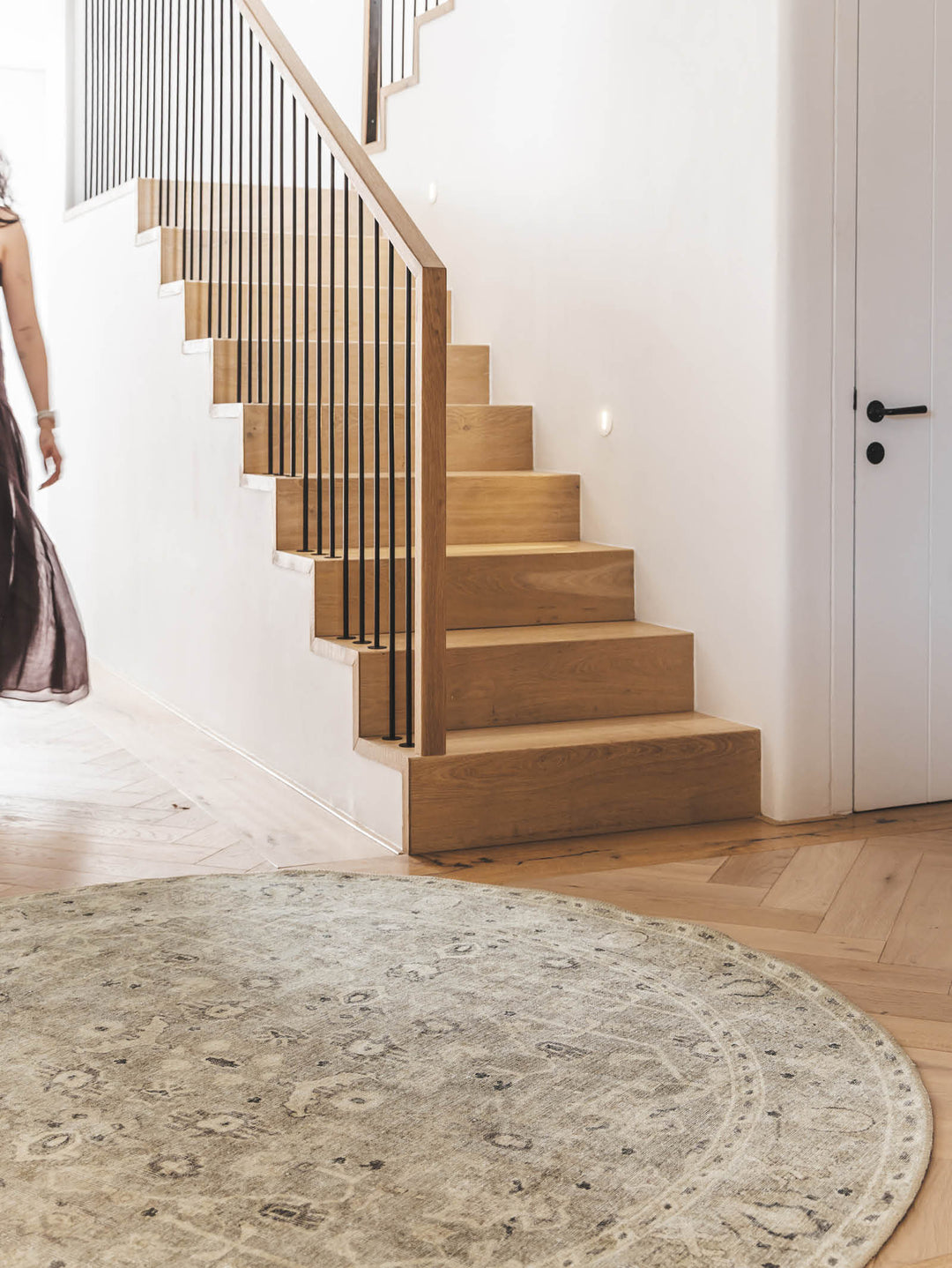 Baroness Round Rug in Limestone