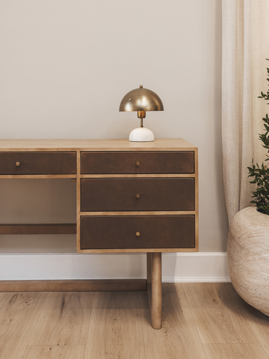 Memphis Oak Desk in Mocha
