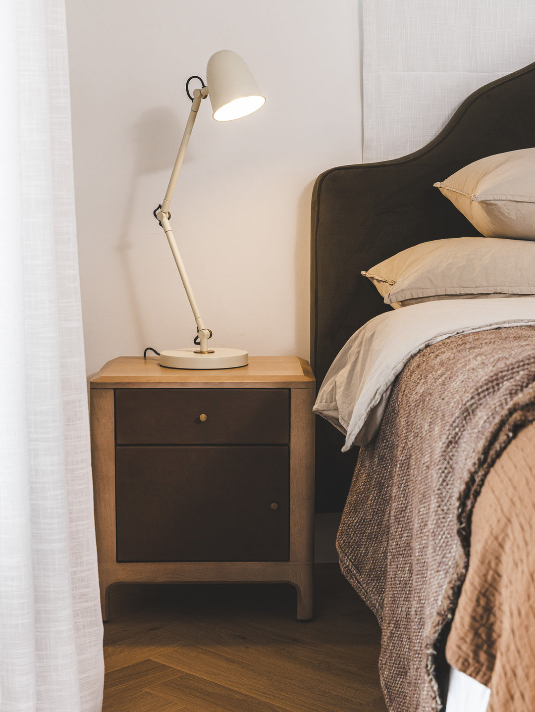 Memphis Oak Nightstand in Mocha