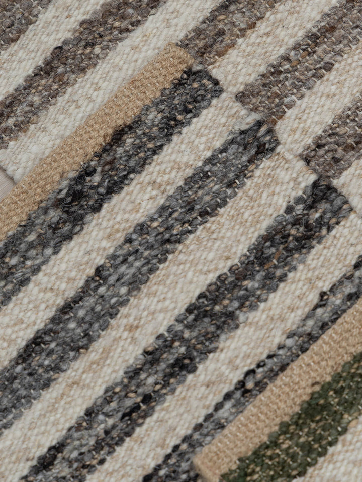 Paralla Rug in Liquorice