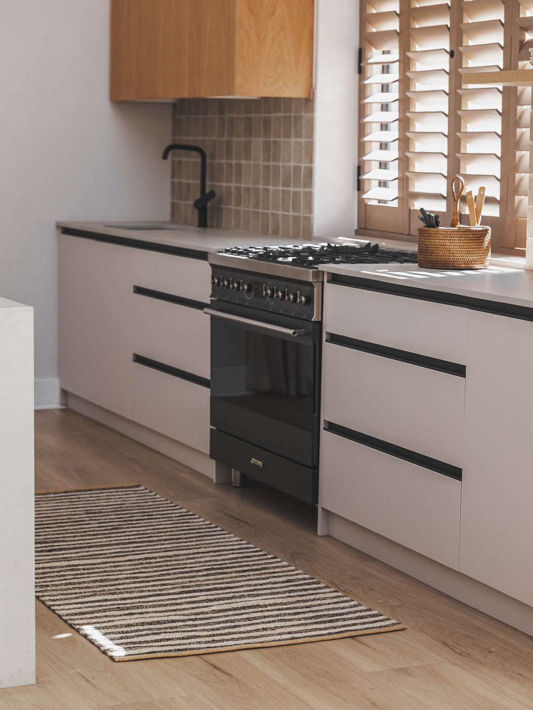 Paralla Runner in Liquorice