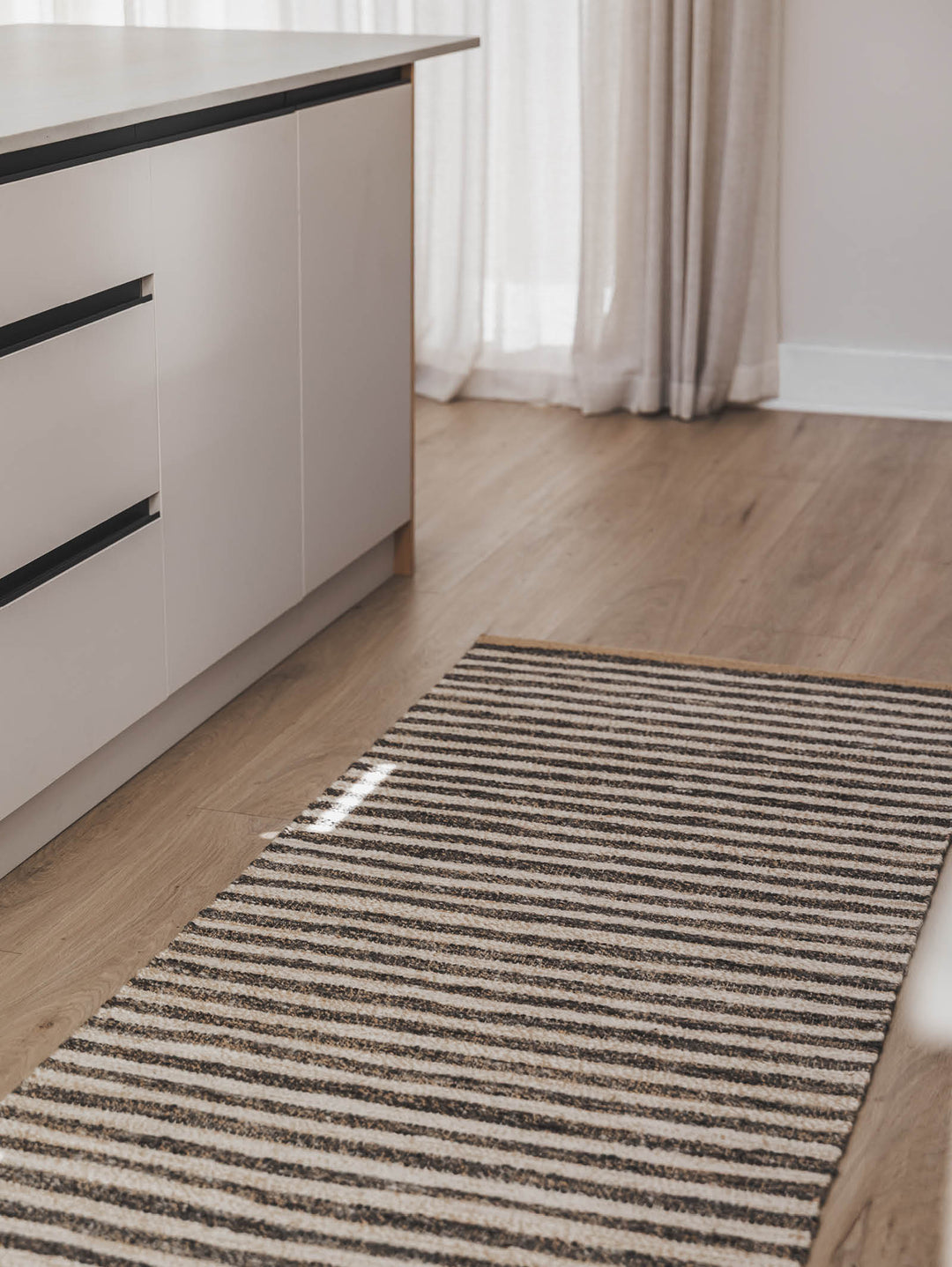 Paralla Runner in Liquorice