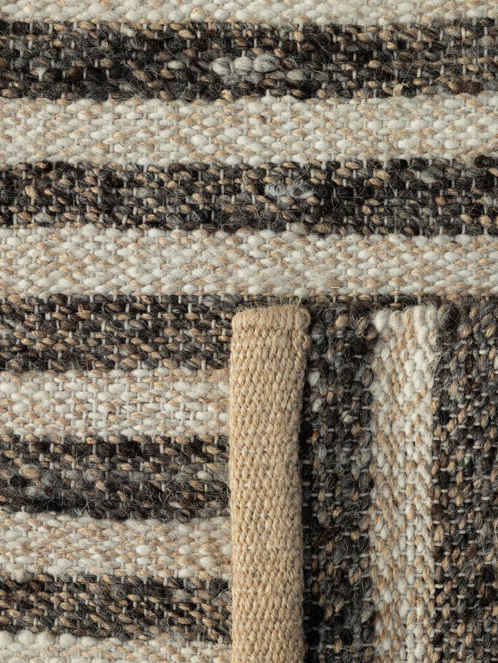 Paralla Runner in Liquorice