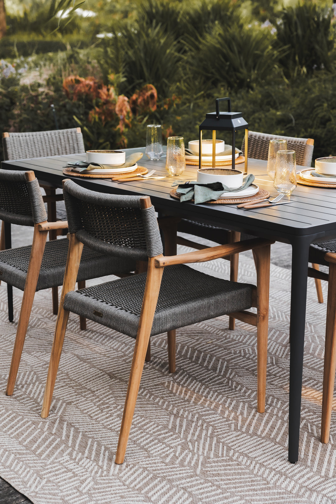 Serengeti 8-Seater Outdoor Table