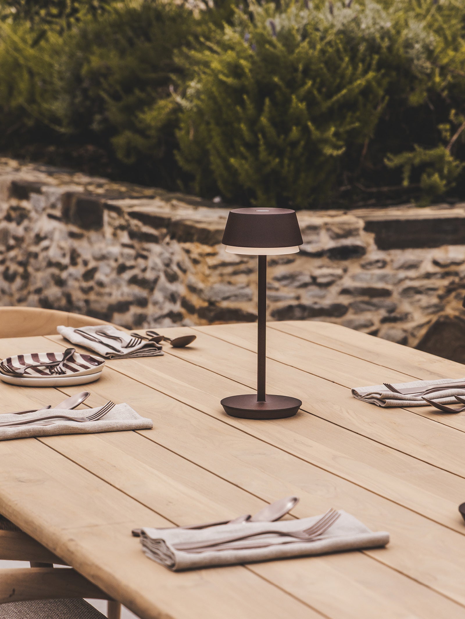 テーブル・チェア・ハンモック think about green TaG Light pole Tulum Teak Dining Table in Natura - Hertex Haus - Hertex HAUS
