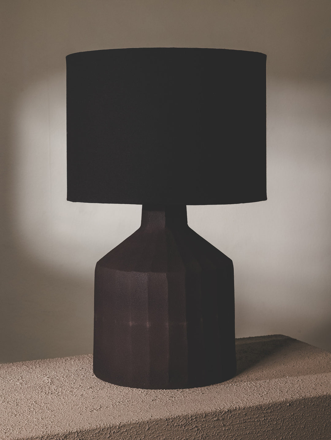 Table lamp with linen-look lampshade and durable aluminium base.