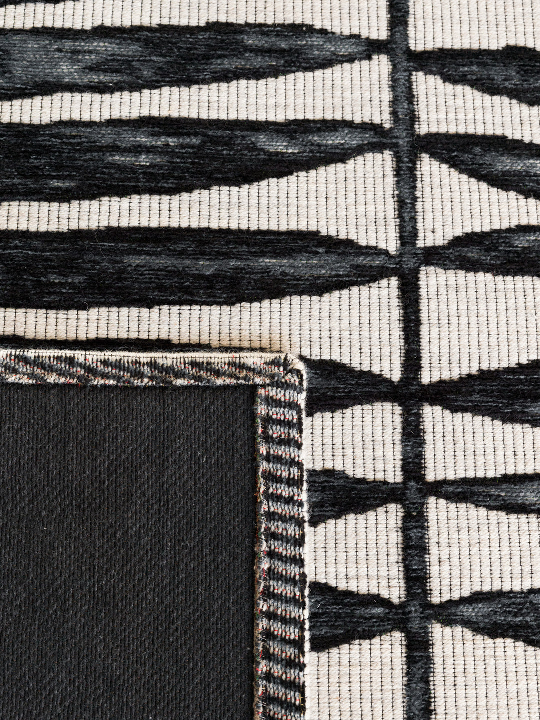 Vertigo Rug in Onyx