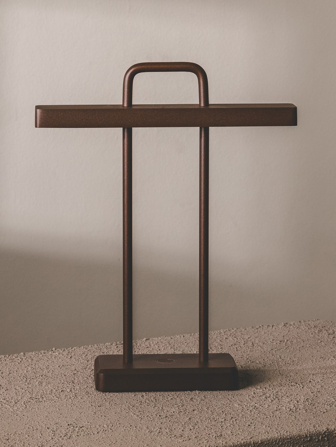 USB-rechargeable aluminium outdoor light with modern design.