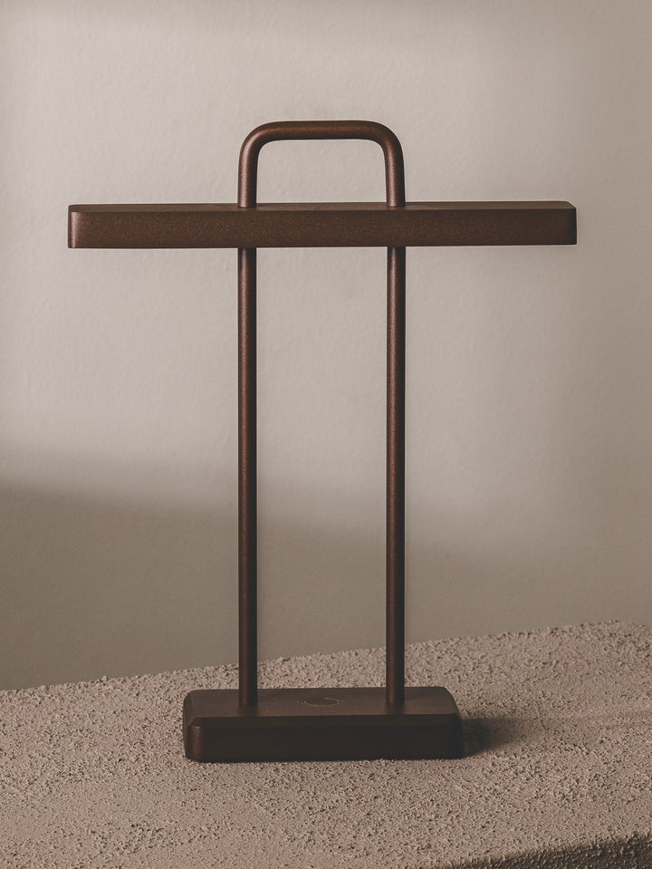 USB-rechargeable aluminium outdoor light with modern design.